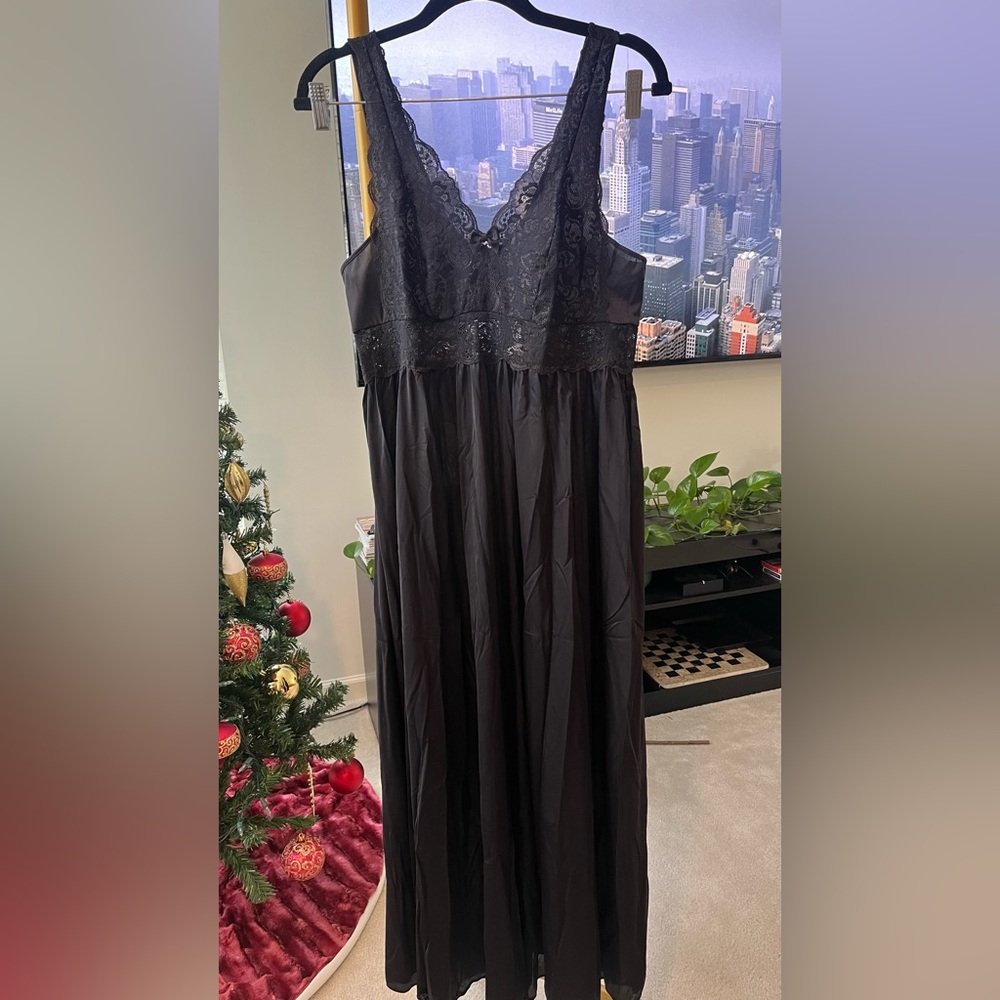 Shadowline size Large Elegant Black Lace Nightgown